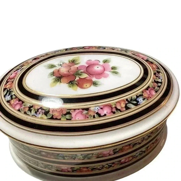 WEDGWOOD CLIO FLORAL PATTERN OVAL TRINKET BOX BONE CHINA MADE IN ENGLAND - Picture 3 of 6